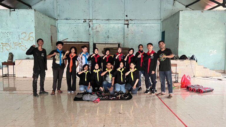 Read more about the article Rappelling oleh MAPALA Universitas Atma Jaya Makassar